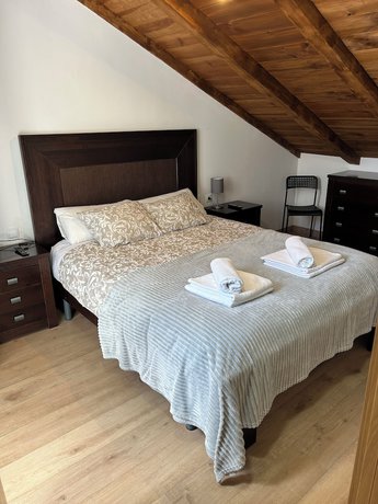 Imagen de la habitación del Aparthotel Canfranc. Foto 4