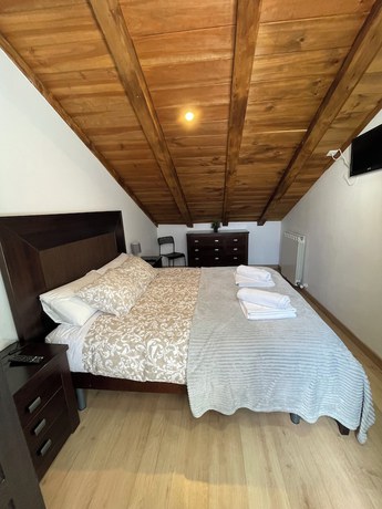 Imagen de la habitación del Aparthotel Canfranc. Foto 5