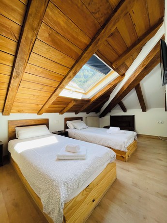 Imagen de la habitación del Aparthotel Canfranc. Foto 6
