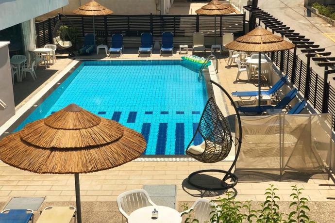 Imagen de la piscina del Aparthotel Caravel Apartment Hotel. Foto 10