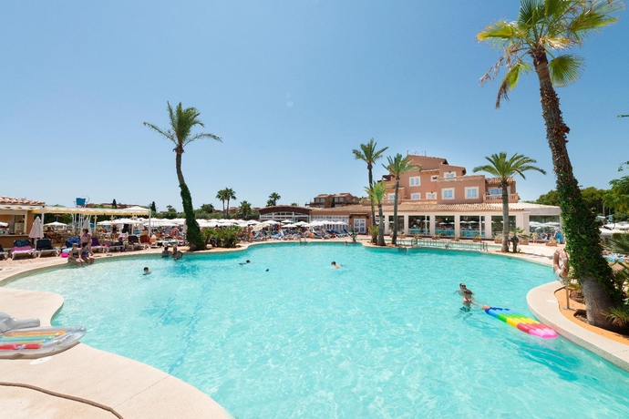 Imagen de la piscina del Aparthotel Ciudad Laurel. Foto 17