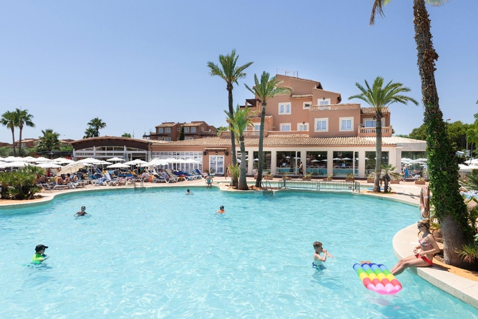 Imagen de la piscina del Aparthotel Ciudad Laurel. Foto 19