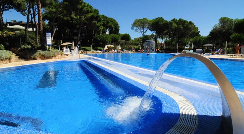 Imagen de la piscina del Aparthotel Ciutat De Palol. Foto 13