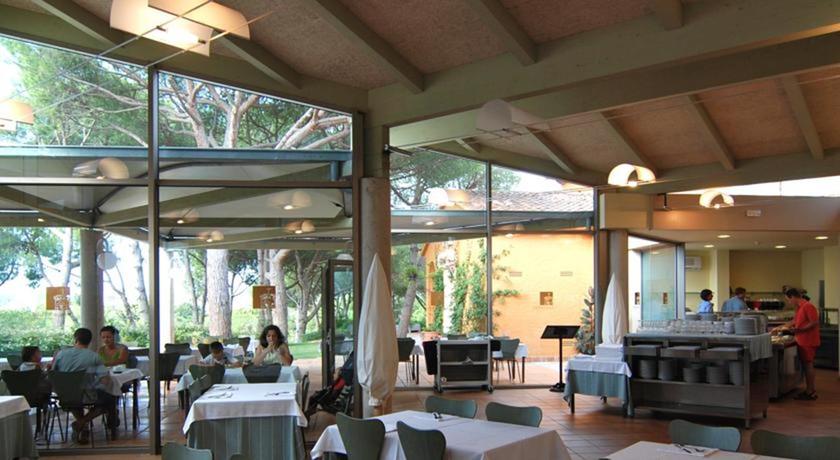 Imagen del bar/restaurante del Aparthotel Ciutat De Palol. Foto 3