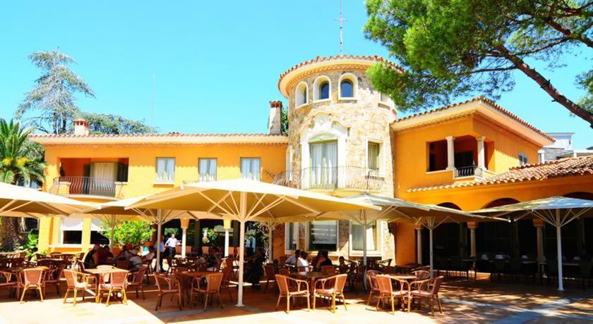 Imagen de los exteriores del Aparthotel Ciutat De Palol. Foto 9
