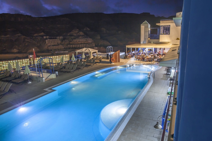 Imagen de la piscina del Aparthotel Club Cala Blanca. Foto 15