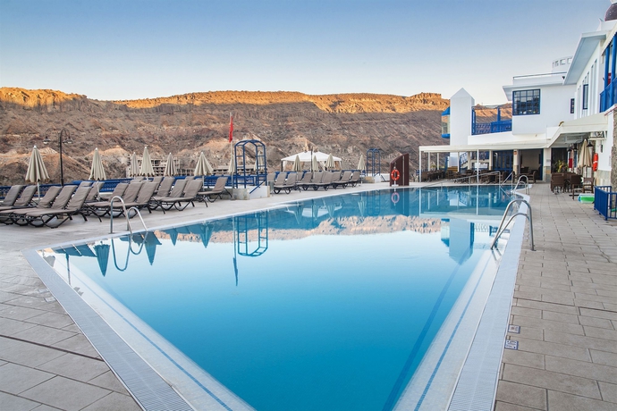 Imagen de la piscina del Aparthotel Club Cala Blanca. Foto 16