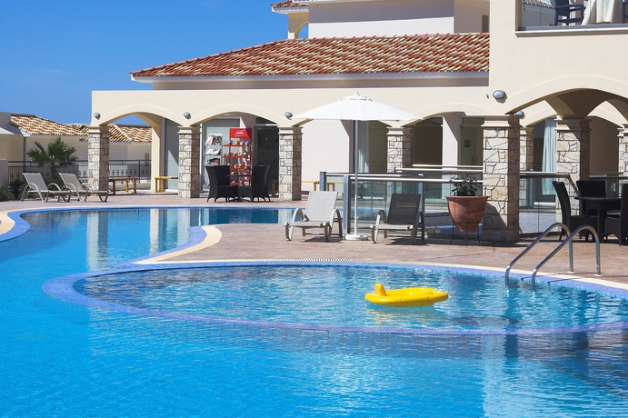 Imagen de la piscina del Aparthotel Club St George Resort. Foto 16