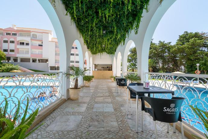 Imagen de los exteriores del Aparthotel Clube Vilarosa. Foto 8