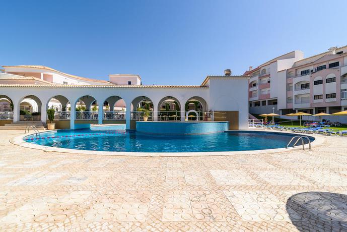 Imagen de la piscina del Aparthotel Clube Vilarosa. Foto 14