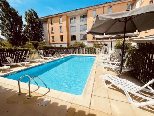 Imagen de la piscina del Aparthotel Comfort Carcassonne. Foto 10