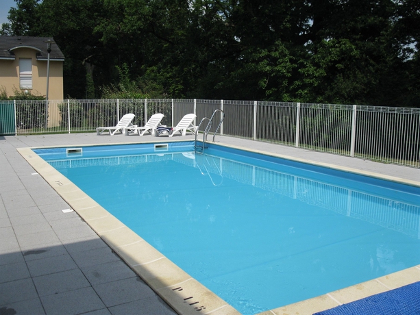 Imagen de la piscina del Aparthotel Comfort Nantes La Beaujoire. Foto 15