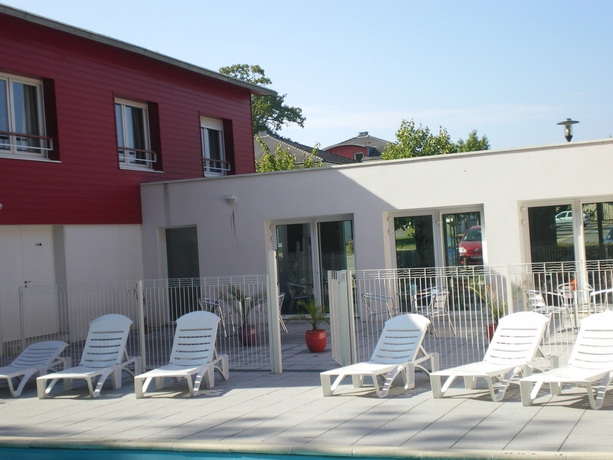 Imagen de la piscina del Aparthotel Comfort Nantes La Beaujoire. Foto 16