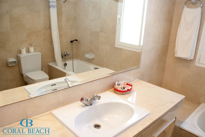 Imagen de la habitación del Aparthotel Coral Beach, Marbella. Foto 3