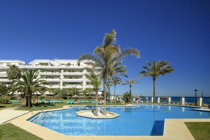 Imagen de la piscina del Aparthotel Coral Beach, Marbella. Foto 9