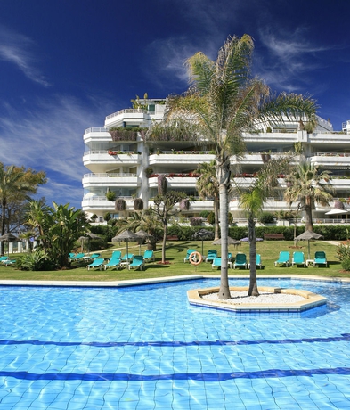 Imagen de la piscina del Aparthotel Coral Beach, Marbella. Foto 10
