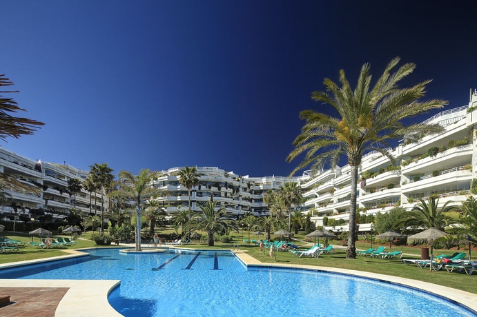 Imagen de la piscina del Aparthotel Coral Beach, Marbella. Foto 11