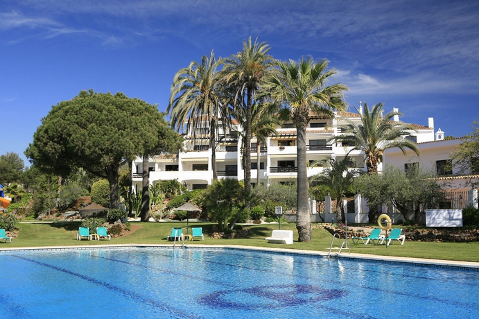 Imagen de la piscina del Aparthotel Coral Beach, Marbella. Foto 12