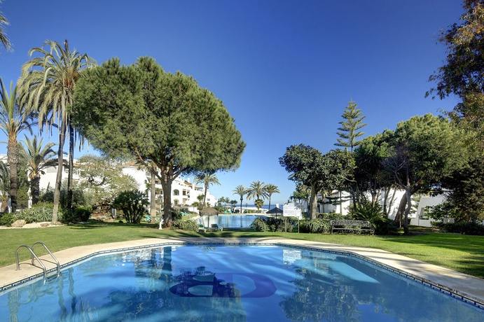 Imagen de la piscina del Aparthotel Coral Beach, Marbella. Foto 13