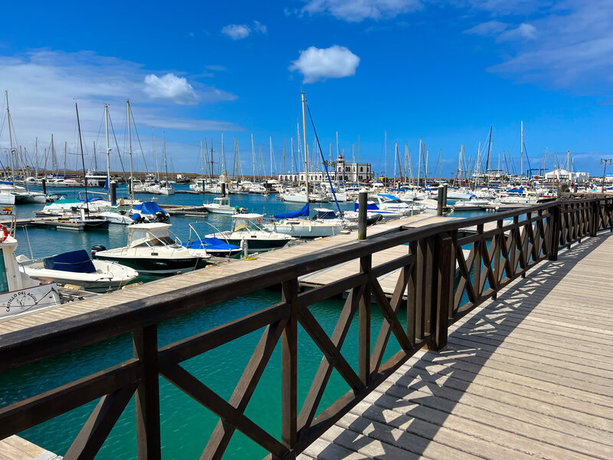Imagen de los exteriores del Aparthotel Cordial Marina Blanca. Foto 17