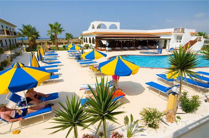 Imagen de la piscina del Aparthotel Cosmelenia Hotel Apartments. Foto 5