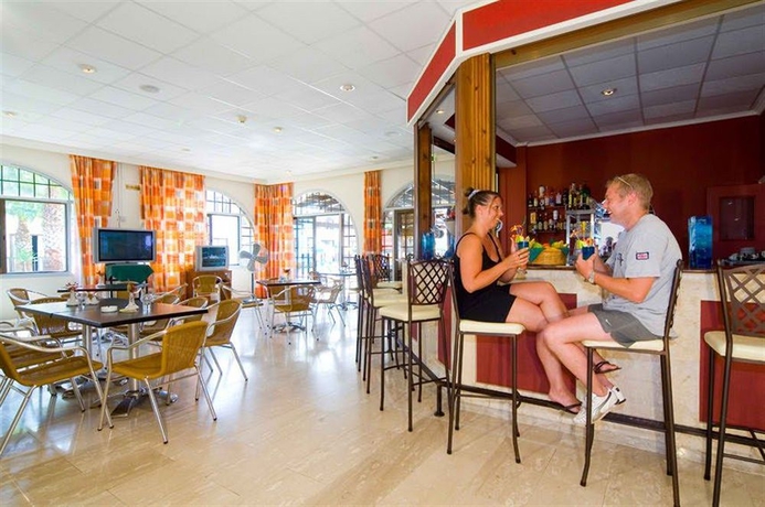 Imagen del bar/restaurante del Aparthotel Cosmelenia Hotel Apartments. Foto 2