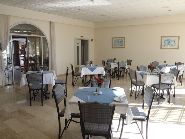 Imagen del bar/restaurante del Aparthotel Cosmelenia Hotel Apartments. Foto 3