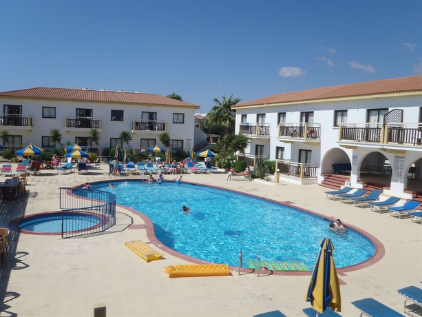 Imagen de la piscina del Aparthotel Cosmelenia Hotel Apartments. Foto 6