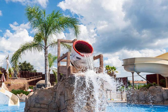 Imagen de la piscina del Aparthotel Costa Encantada. Foto 11