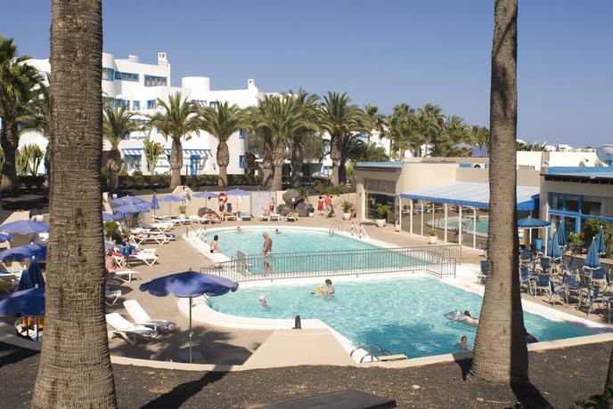 Imagen de la piscina del Aparthotel Costa Mar. Foto 7