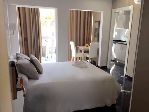 Imagen de la habitación del Aparthotel Costa Marbella Star Light. Foto 4