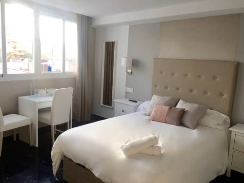 Imagen de la habitación del Aparthotel Costa Marbella Star Light. Foto 7