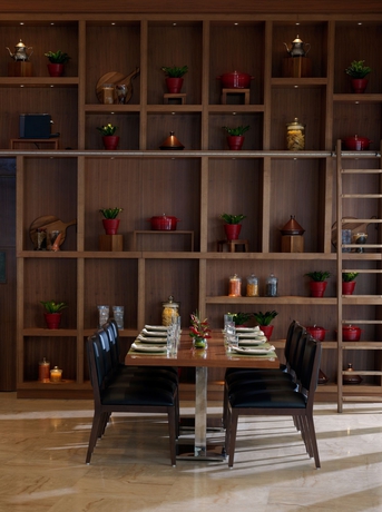 Imagen del bar/restaurante del Aparthotel DAMAC MAISON COUR JARDIN. Foto 1