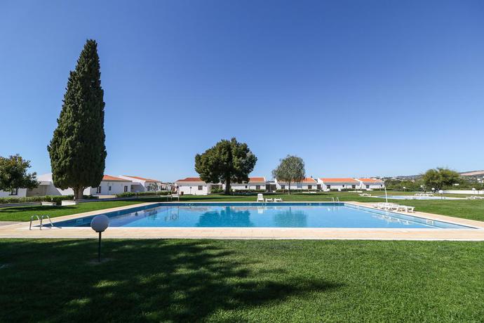 Imagen de la piscina del Aparthotel Do Golfe. Foto 12