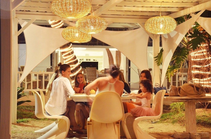 Imagen del bar/restaurante del Aparthotel Domaine Des Aliz&eacute;es By Fine and Country. Foto 4