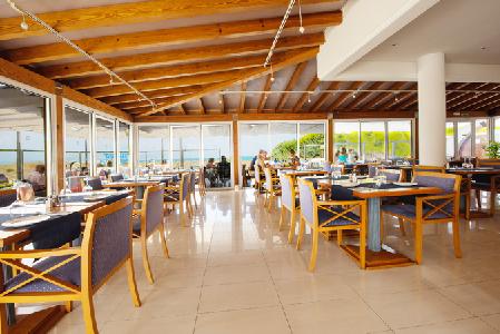 Imagen del bar/restaurante del Aparthotel Dunes Platja. Foto 10
