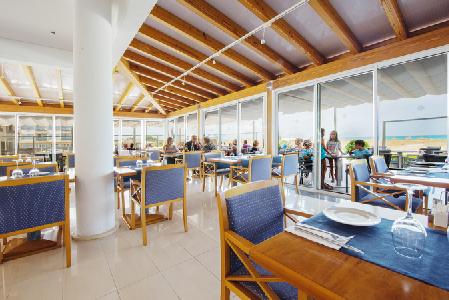 Imagen del bar/restaurante del Aparthotel Dunes Platja. Foto 11