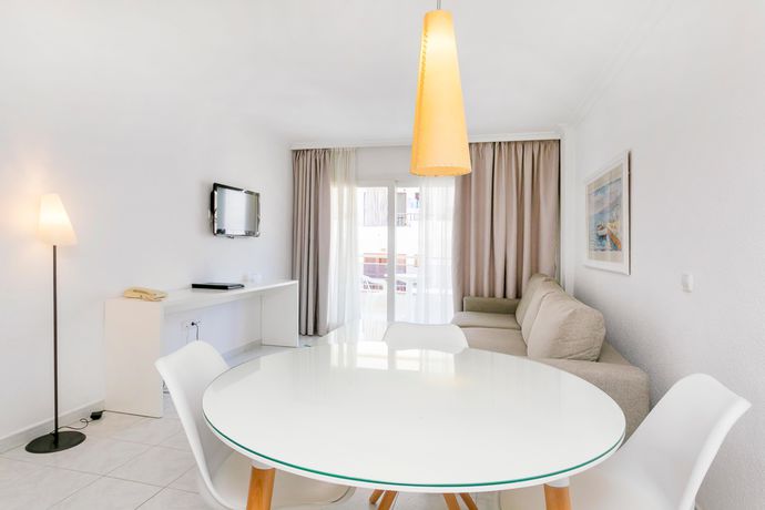 Imagen de la habitación del Aparthotel Duquesa Playa. Foto 3