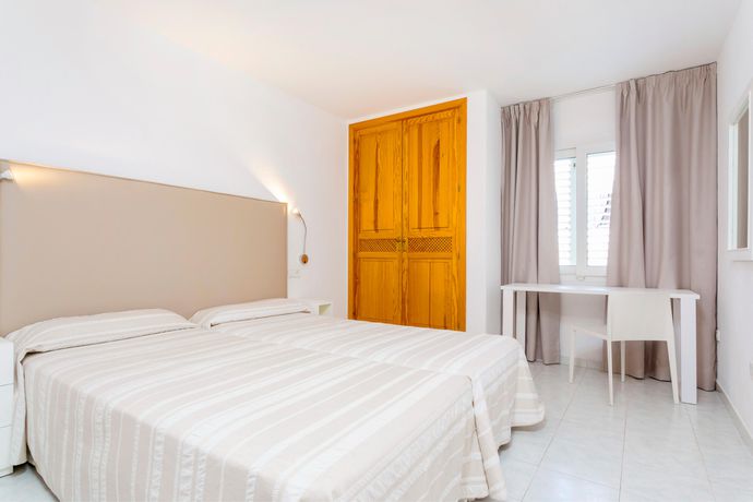Imagen de la habitación del Aparthotel Duquesa Playa. Foto 4