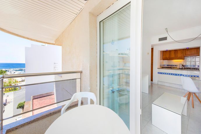 Imagen de la habitación del Aparthotel Duquesa Playa. Foto 5