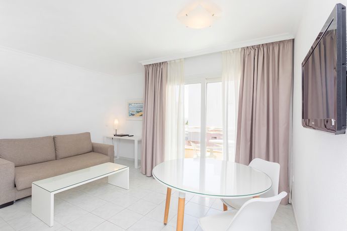 Imagen de la habitación del Aparthotel Duquesa Playa. Foto 9