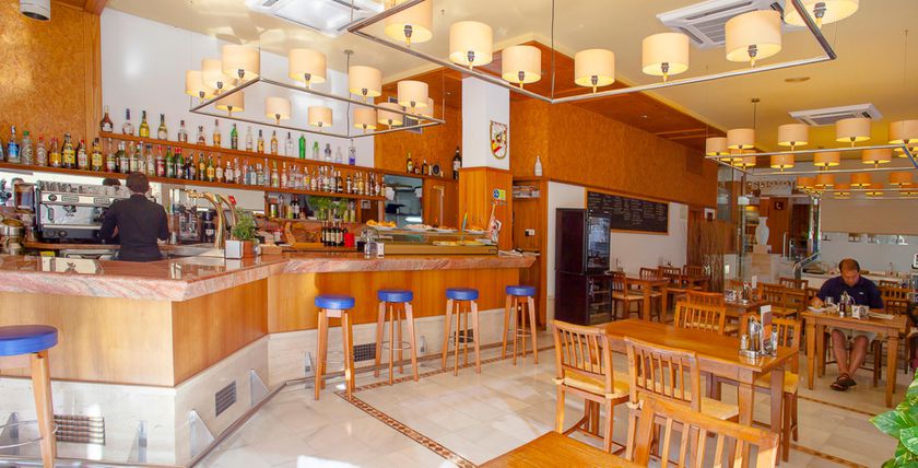 Imagen del bar/restaurante del Aparthotel Duquesa Playa. Foto 2