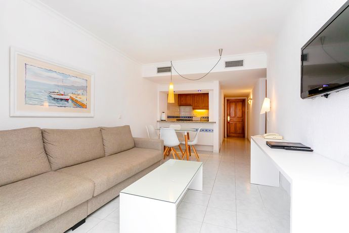 Imagen de la habitación del Aparthotel Duquesa Playa. Foto 11
