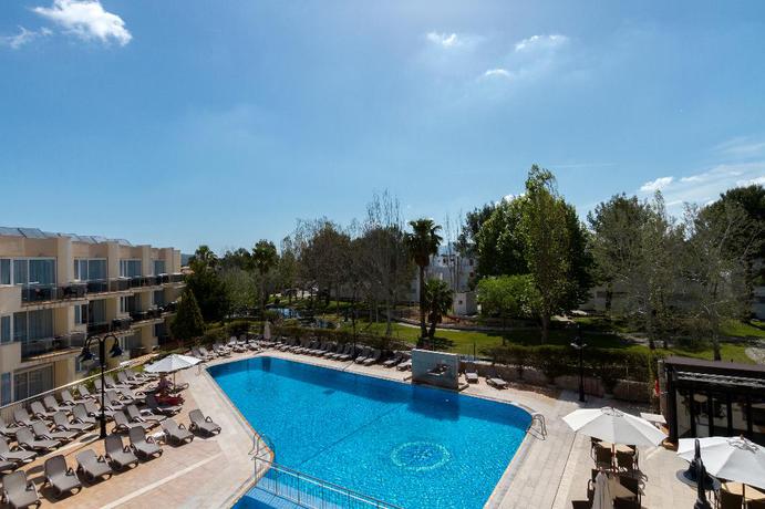 Imagen de la piscina del Aparthotel Duva. Foto 25
