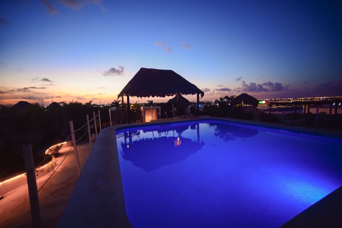 Imagen de la piscina del Aparthotel Encanto Riviera. Foto 14