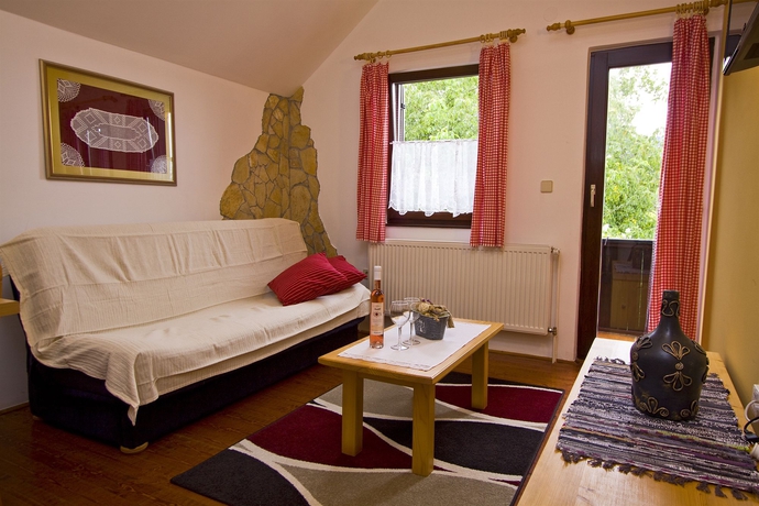Imagen de los interiores del Aparthotel Etno Garden apartment and rooms. Foto 15