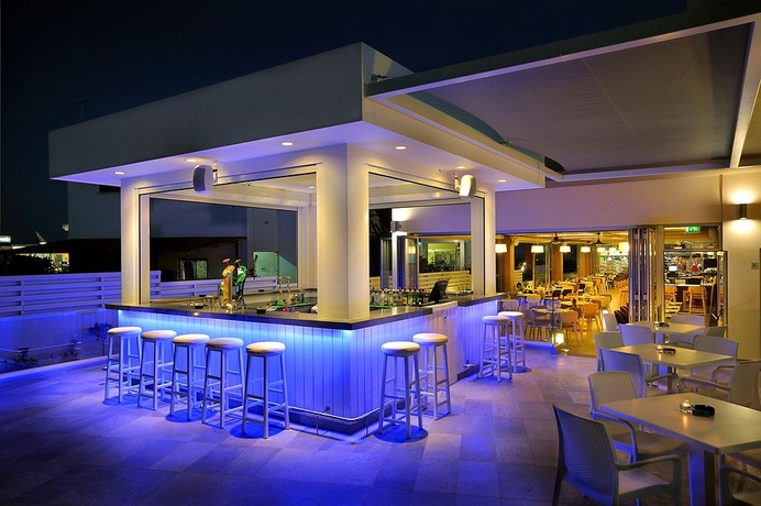 Imagen del bar/restaurante del Aparthotel Euronapa. Foto 3