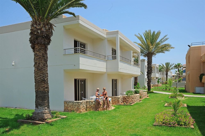 Imagen de los exteriores del Aparthotel Euronapa. Foto 12