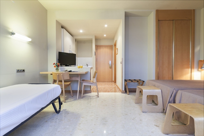 Imagen de los interiores del Aparthotel Exe Campus San Mam&eacute;s. Foto 16