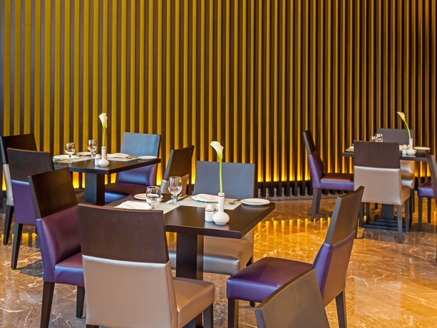 Imagen del bar/restaurante del Aparthotel FLORA PARK HOTEL APARTMENTS. Foto 3